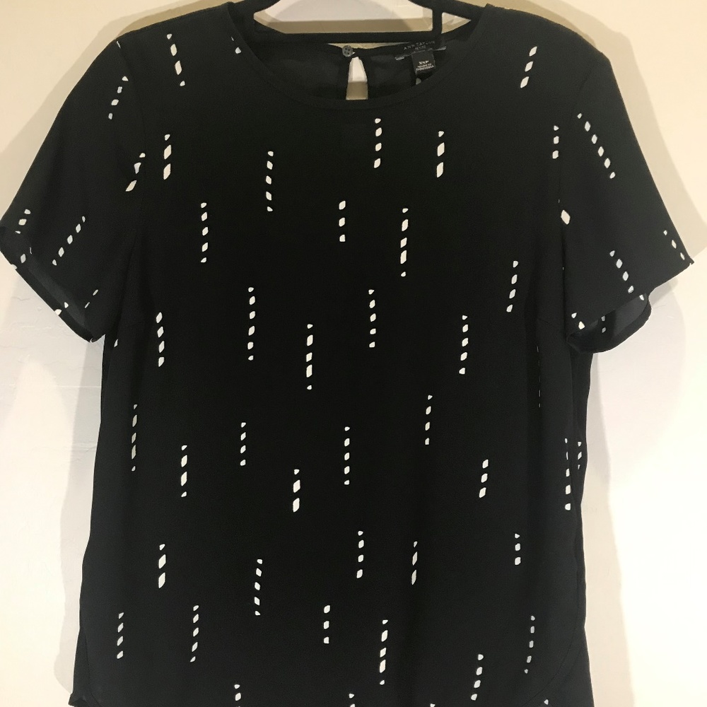 🌵Ann Taylor Black and White Blouse